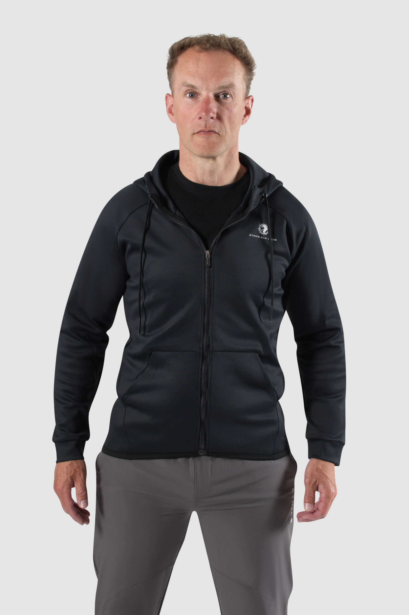 ethicsgymwear-heren-tech-vest-sportvest-fitness-jacket-zwart Heren vest met rits, steekzakken en capuchon