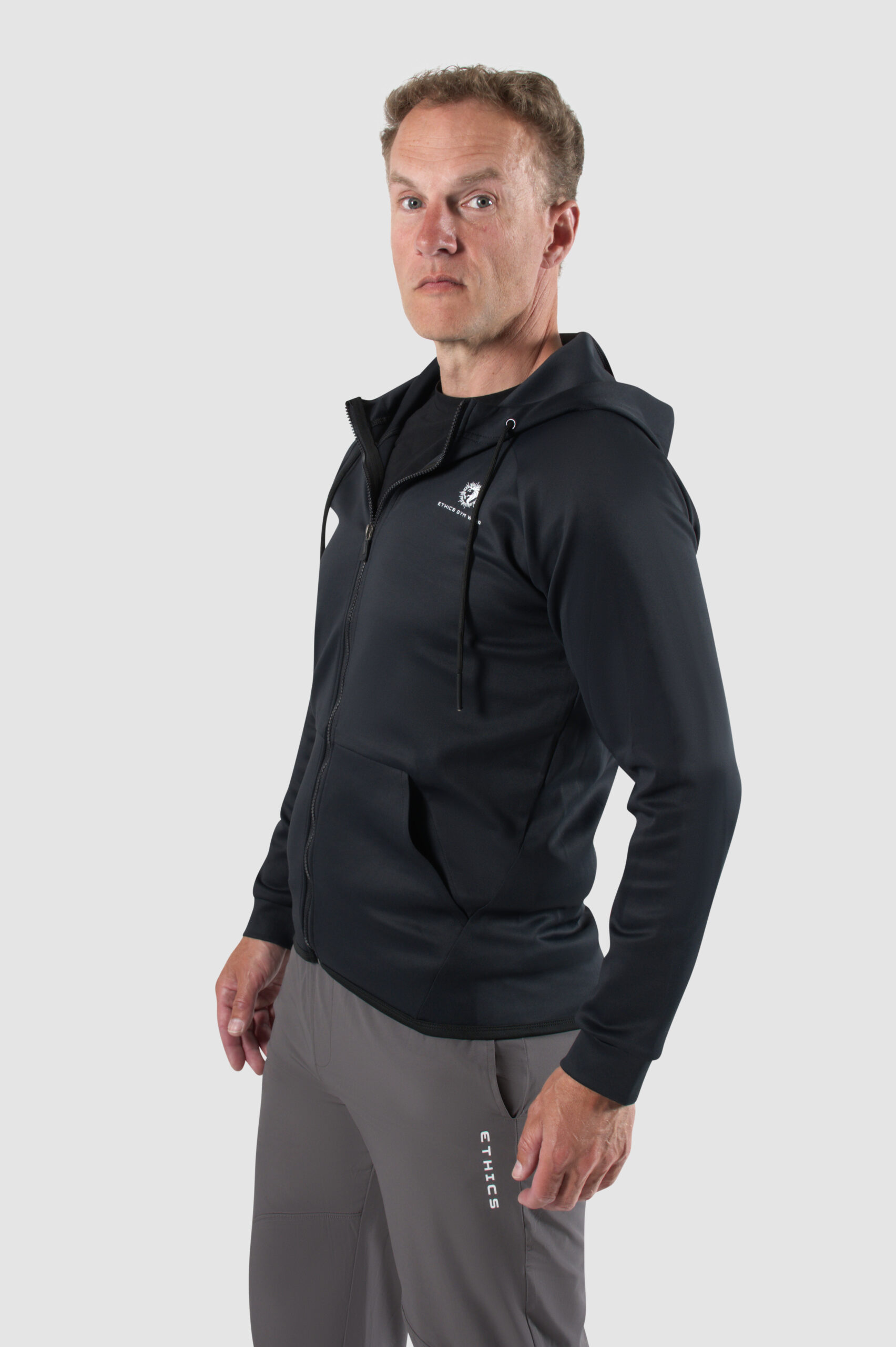 ethicsgymwear-heren-tech-vest-sportvest-fitness-jacket-zwart(1) Heren vest met rits, steekzakken en capuchon