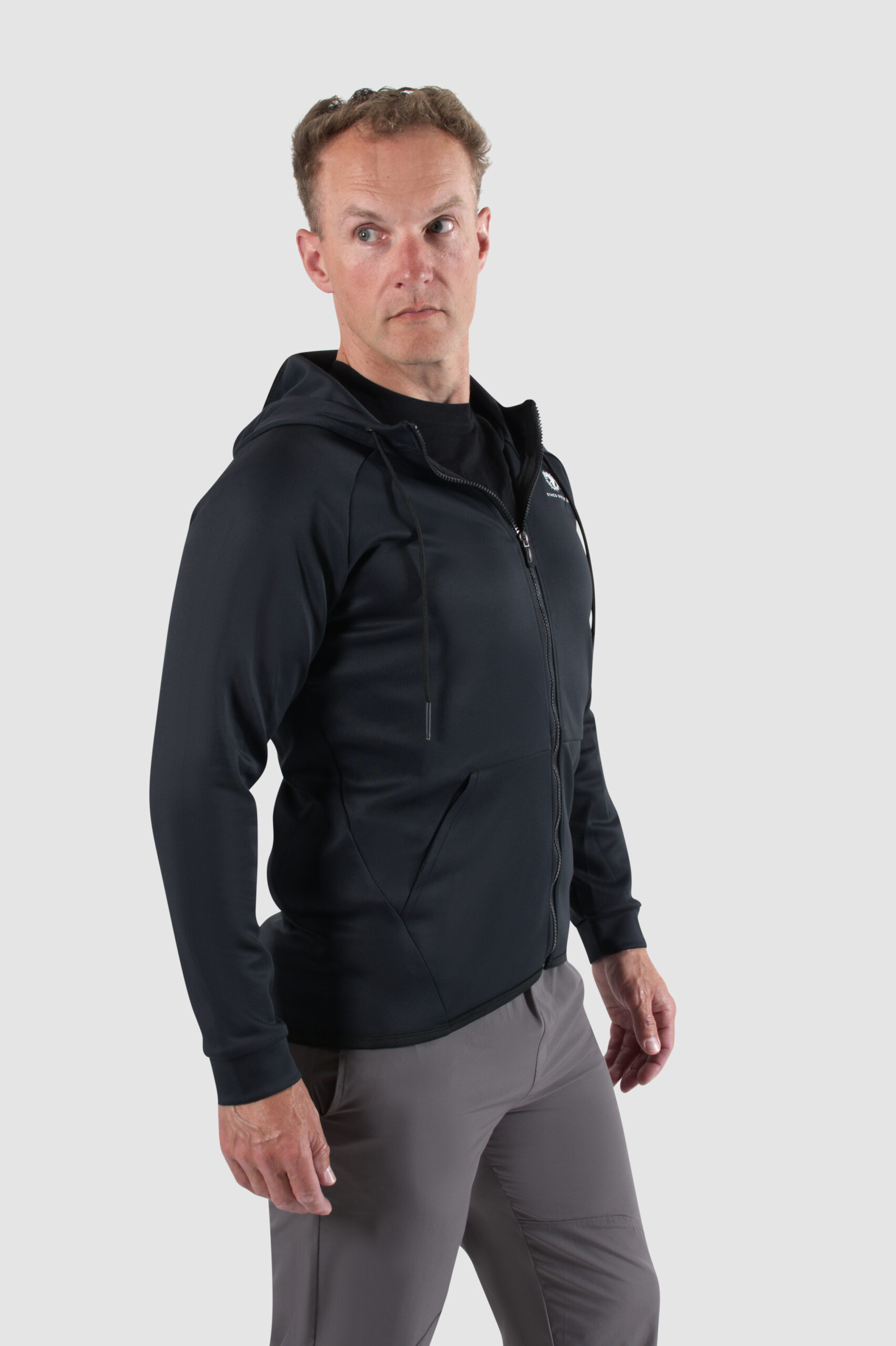 ethicsgymwear-heren-tech-vest-sportvest-fitness-jacket-zwart(3) Heren vest met rits, steekzakken en capuchon