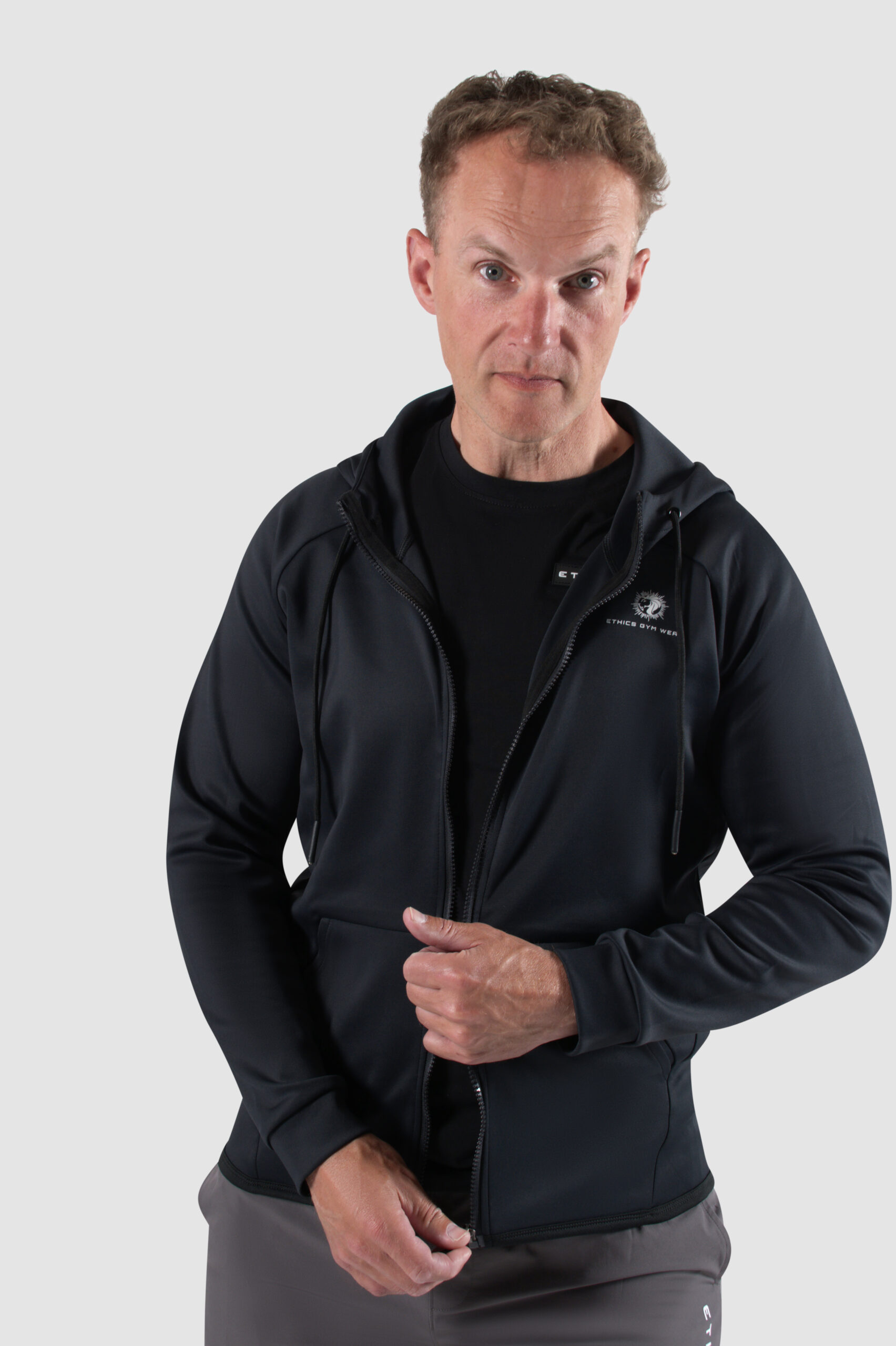 ethicsgymwear-heren-tech-vest-sportvest-fitness-jacket-zwart(4) Heren vest met rits, steekzakken en capuchon